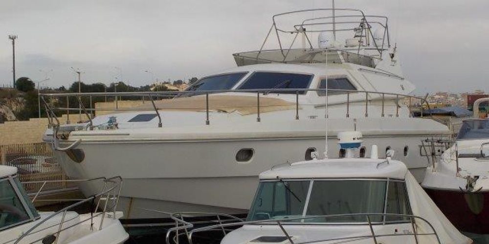 FERRETTI 60  FLY AMPIO